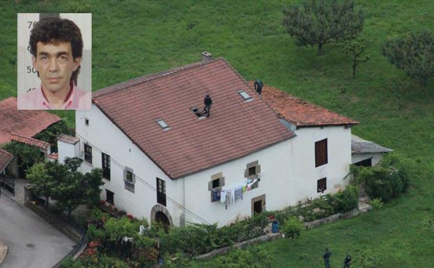 Un guardia civil inspecciona la claraboya por la que se escapó el huido. Arriba (izquierda): Foto de la ficha de Luciano José Simón Gómez.