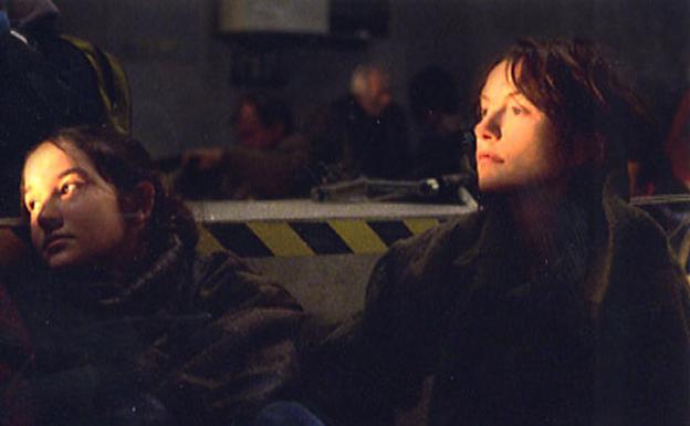 Escena de Isabelle Huppert en 'El tiempo del lobo' (2003).