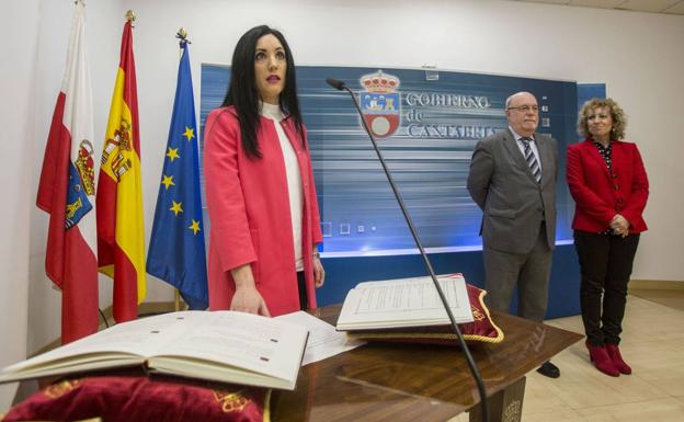 Montserrat García, durante su toma de posesión, junto a Juan José Sota y Eva Díaz Tezanos.