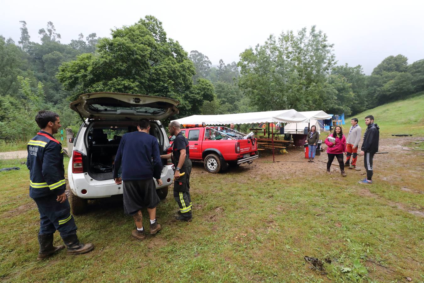 Fotos: Trescientos niños evacuados de un campamento en Rionansa por las fuertes lluvias