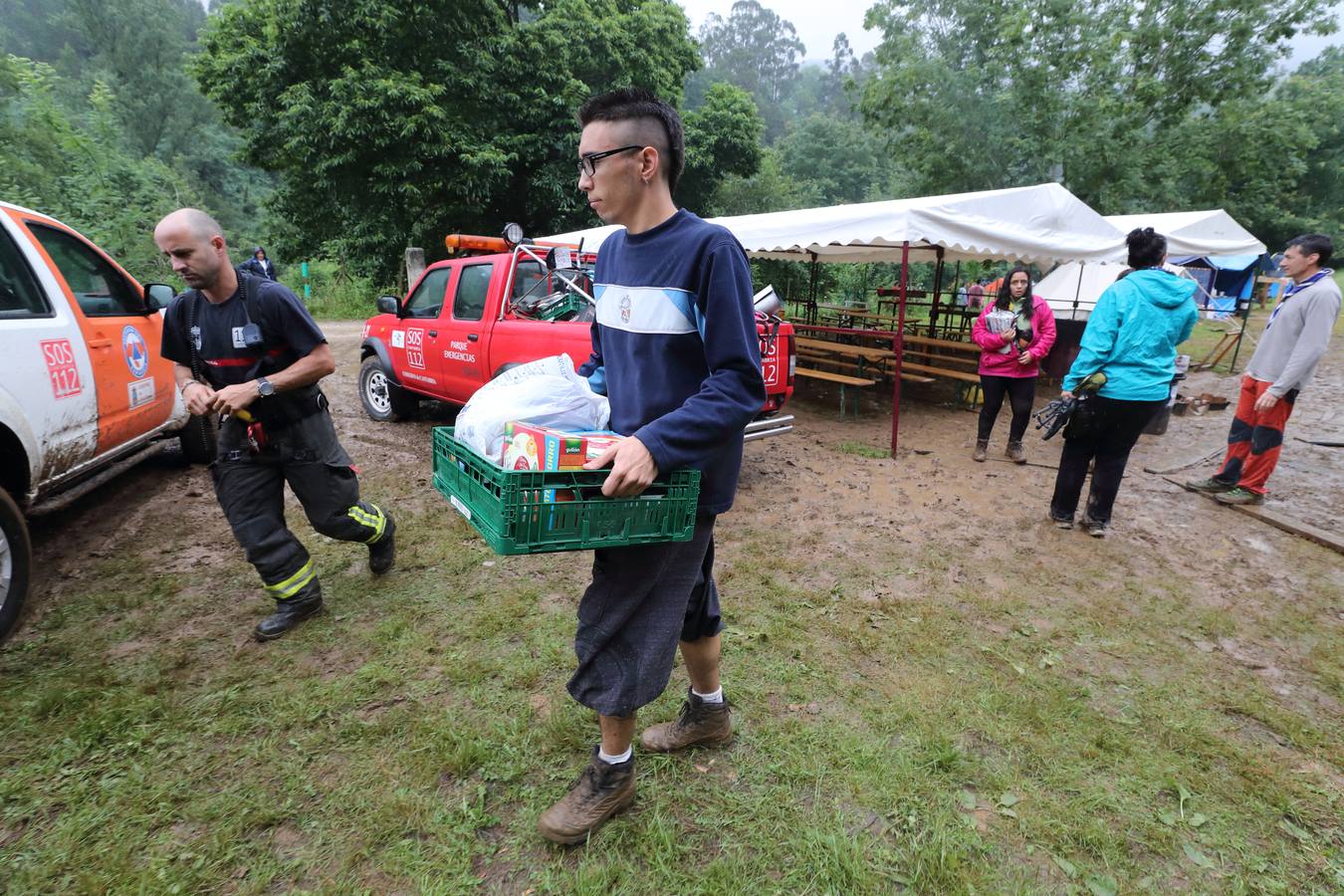 Fotos: Trescientos niños evacuados de un campamento en Rionansa por las fuertes lluvias