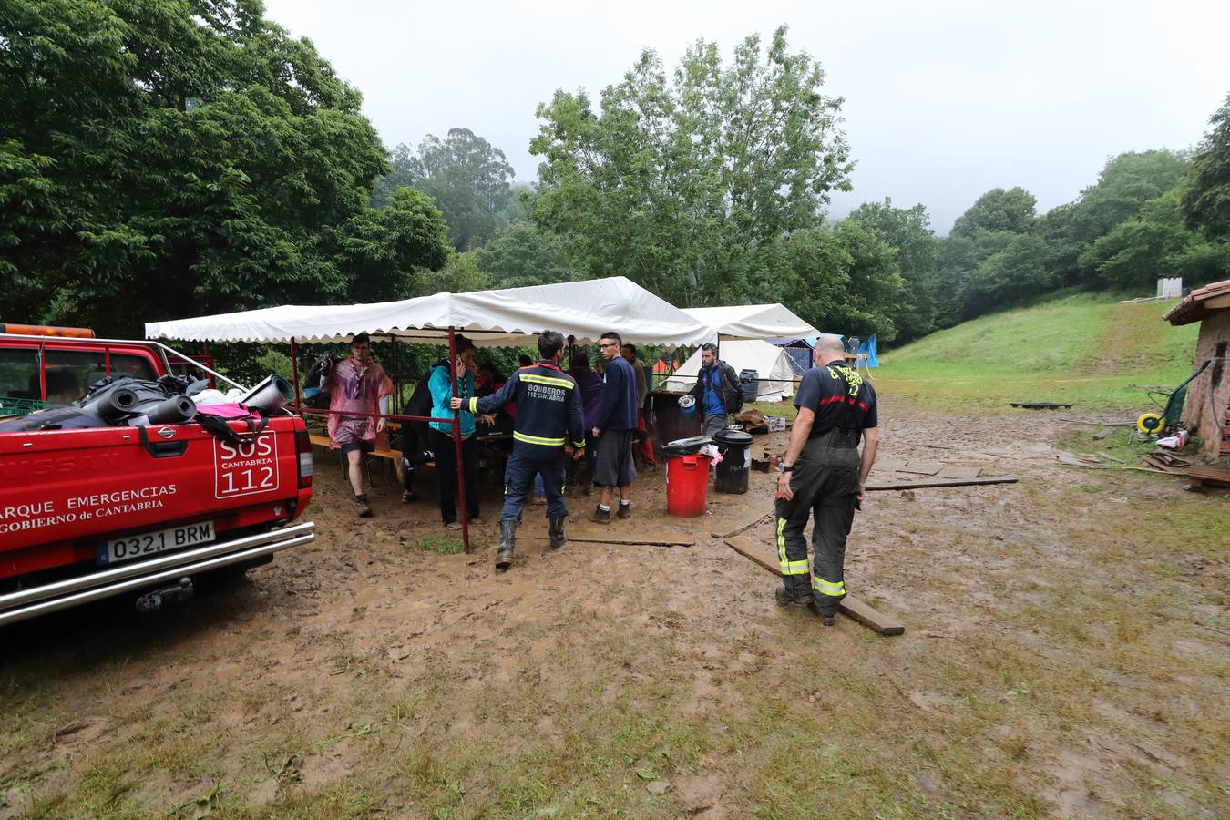 Fotos: Trescientos niños evacuados de un campamento en Rionansa por las fuertes lluvias