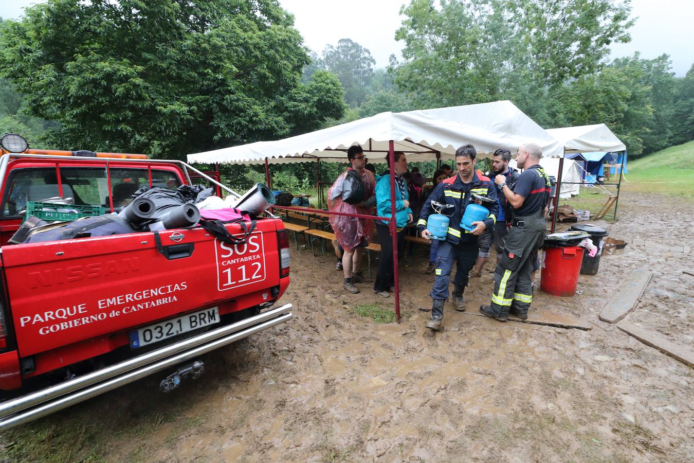 Fotos: Trescientos niños evacuados de un campamento en Rionansa por las fuertes lluvias