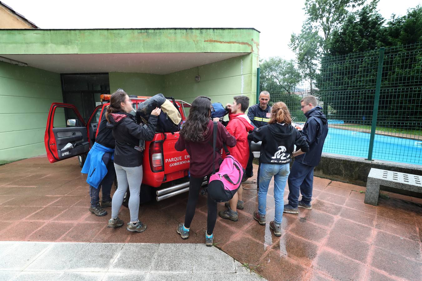 Fotos: Trescientos niños evacuados de un campamento en Rionansa por las fuertes lluvias