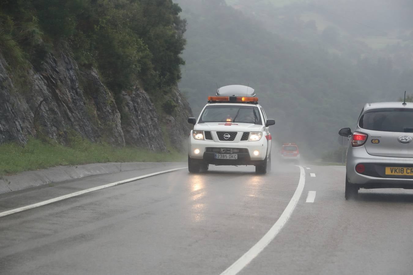 Fotos: Trescientos niños evacuados de un campamento en Rionansa por las fuertes lluvias