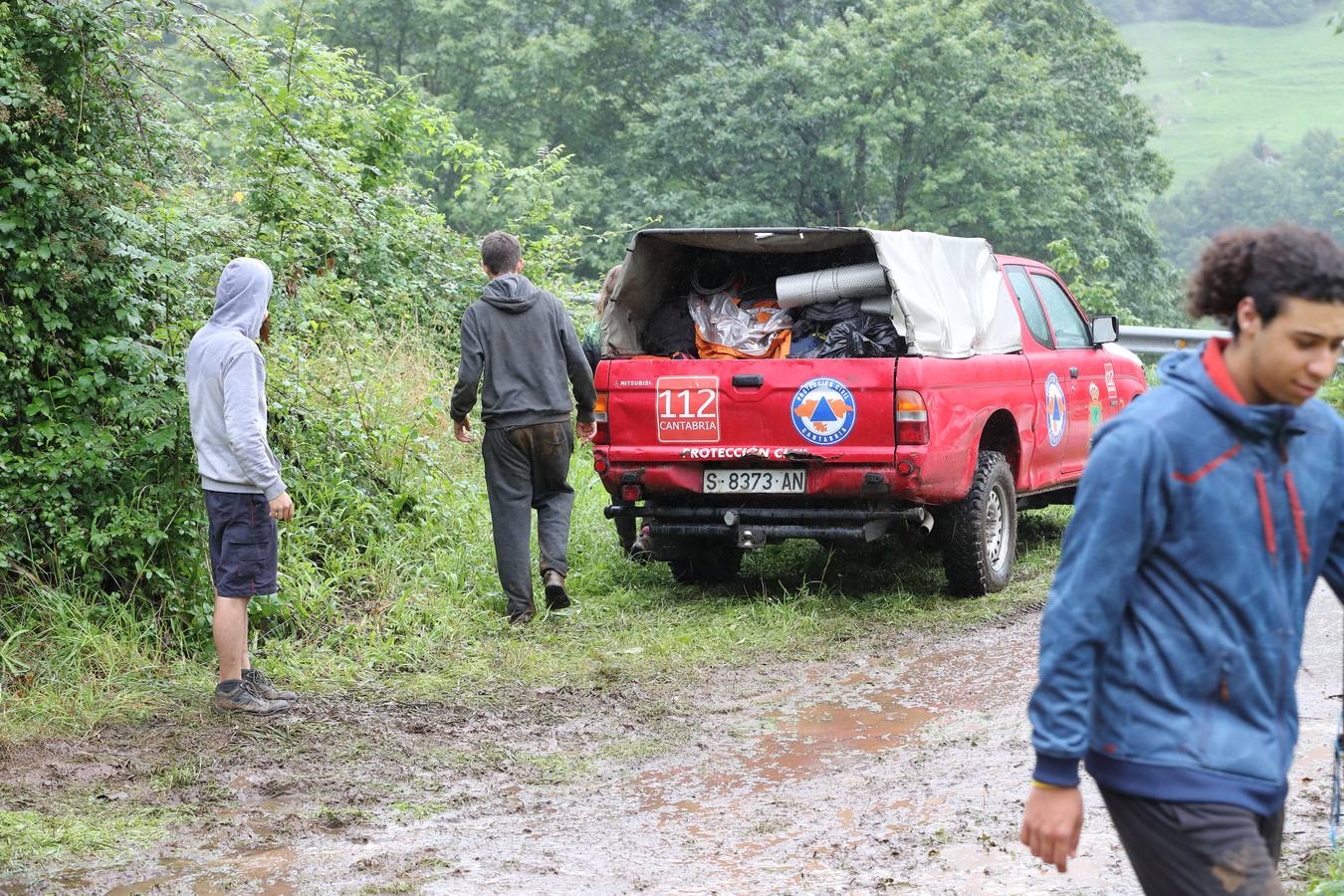 Fotos: Trescientos niños evacuados de un campamento en Rionansa por las fuertes lluvias