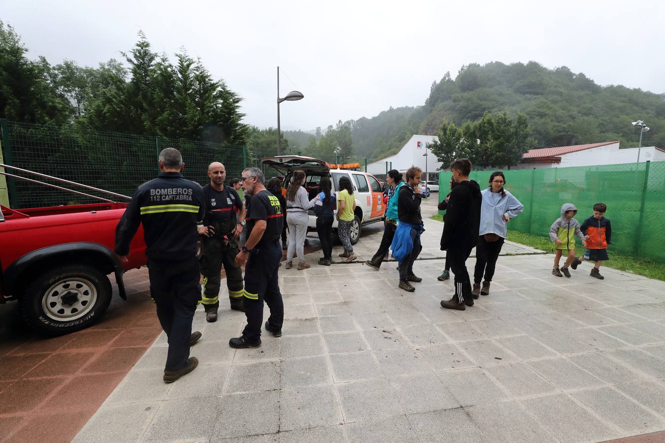 Fotos: Trescientos niños evacuados de un campamento en Rionansa por las fuertes lluvias