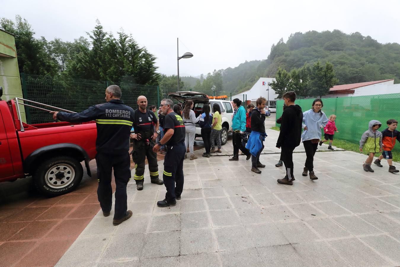 Fotos: Trescientos niños evacuados de un campamento en Rionansa por las fuertes lluvias