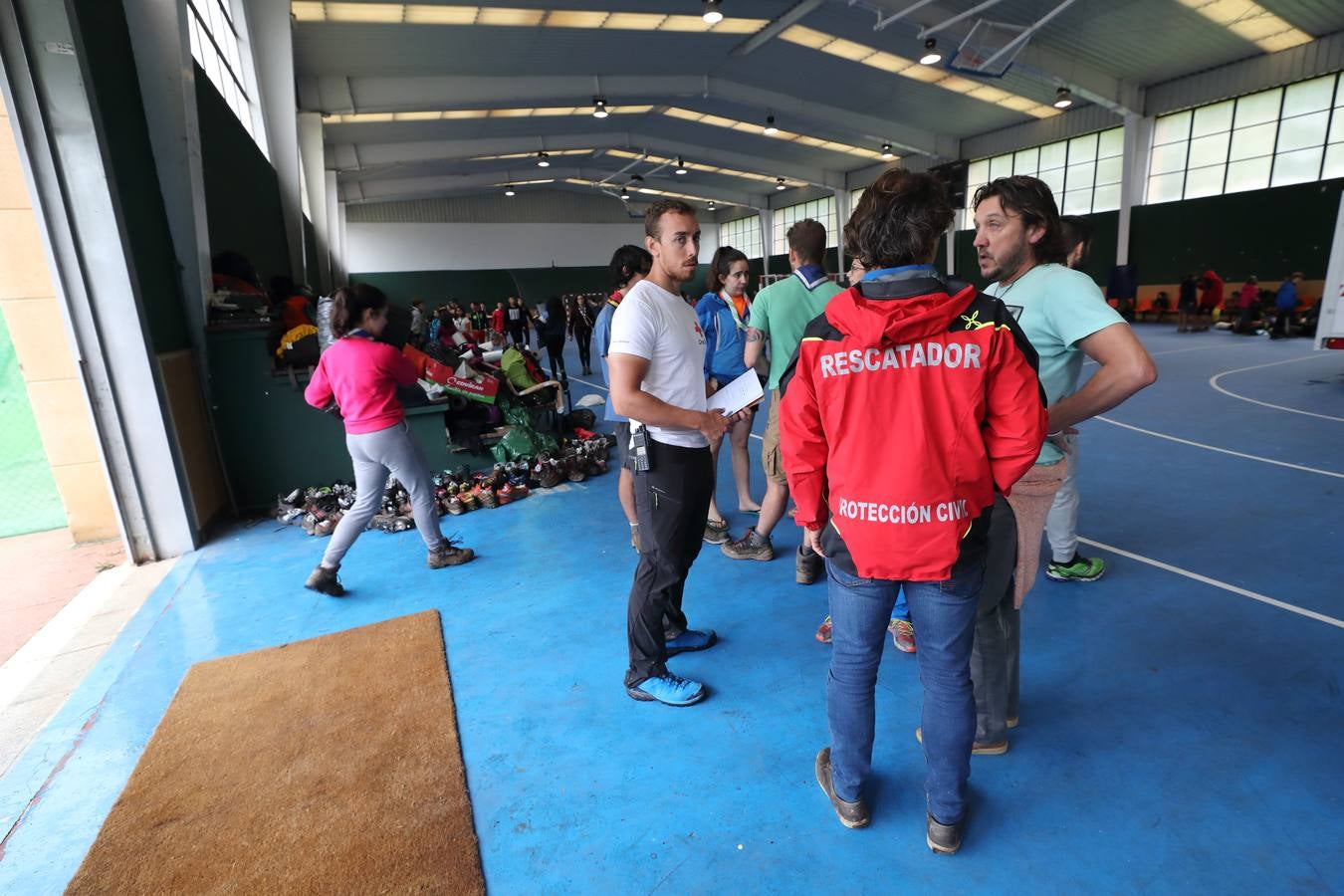 Fotos: Trescientos niños evacuados de un campamento en Rionansa por las fuertes lluvias