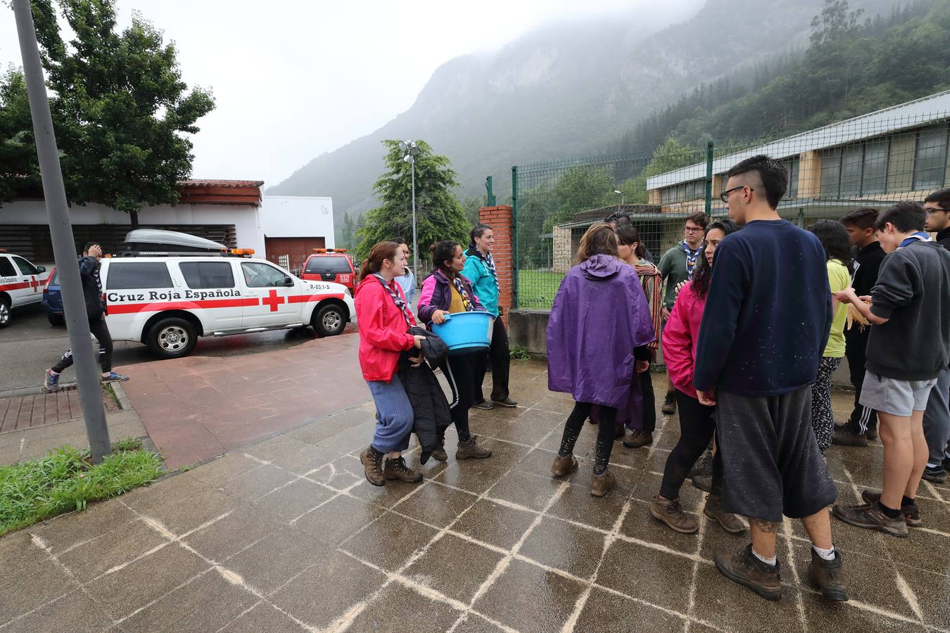 Fotos: Trescientos niños evacuados de un campamento en Rionansa por las fuertes lluvias