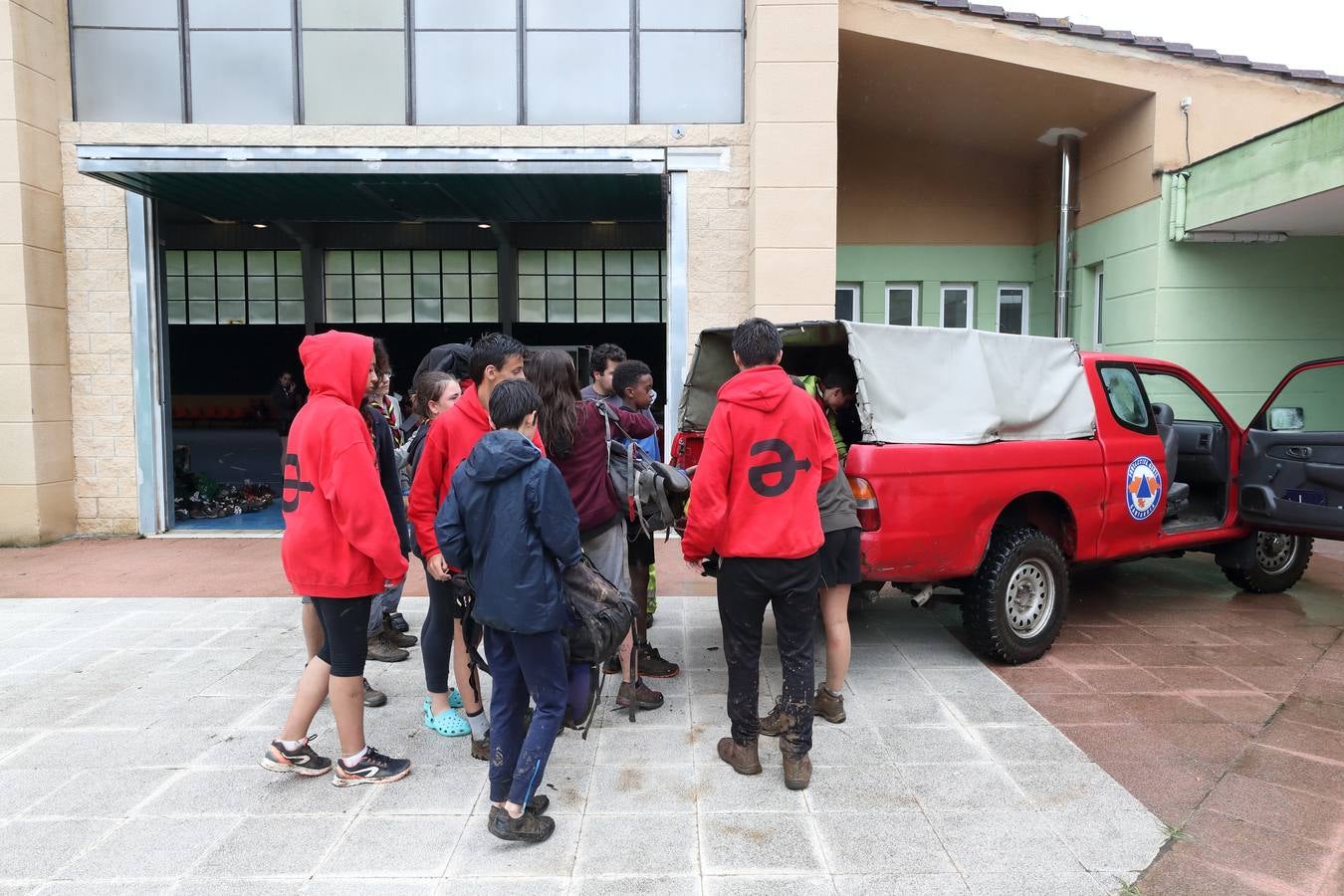 Fotos: Trescientos niños evacuados de un campamento en Rionansa por las fuertes lluvias