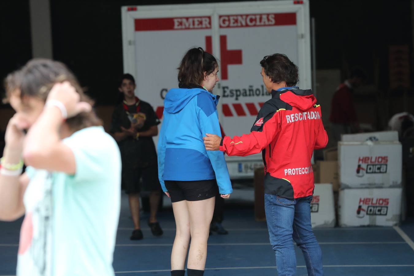 Fotos: Trescientos niños evacuados de un campamento en Rionansa por las fuertes lluvias