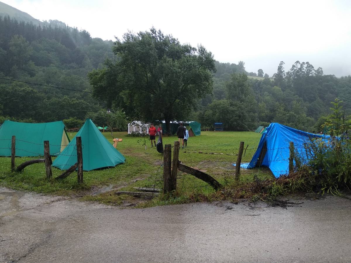 Fotos: Trescientos niños evacuados de un campamento en Rionansa por las fuertes lluvias