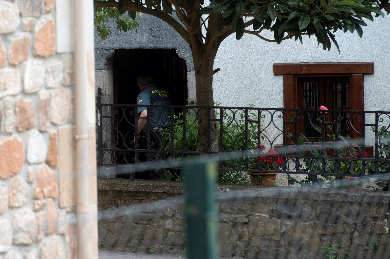 El fugitivo de Turieno regresó a su casa y al monte en el que estuvo escondido durante unas horas para reconstruir su huida, pero su escopeta no aparece. Guardias civiles, funcionarios judiciales y su abogado le acompañaron en esta reconstrucción, en un amplio dispositivo en el que también han colaborado operarios de Montes.