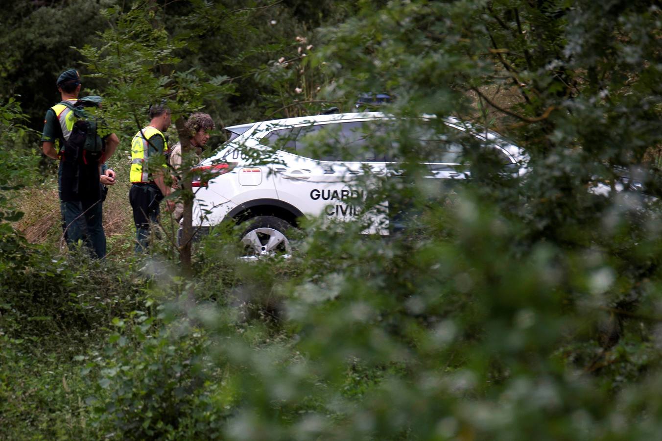 El fugitivo de Turieno regresó a su casa y al monte en el que estuvo escondido durante unas horas para reconstruir su huida, pero su escopeta no aparece. Guardias civiles, funcionarios judiciales y su abogado le acompañaron en esta reconstrucción, en un amplio dispositivo en el que también han colaborado operarios de Montes.