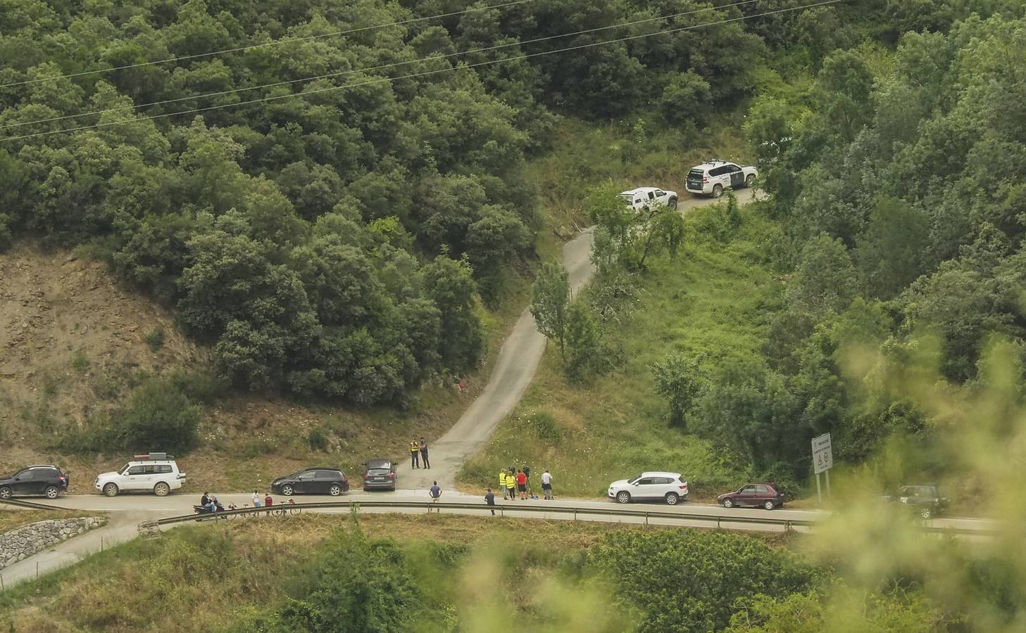 El fugitivo de Turieno regresó a su casa y al monte en el que estuvo escondido durante unas horas para reconstruir su huida, pero su escopeta no aparece. Guardias civiles, funcionarios judiciales y su abogado le acompañaron en esta reconstrucción, en un amplio dispositivo en el que también han colaborado operarios de Montes.