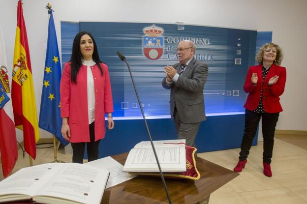 Montserrat García, junto a Juan José Sota y Eva Díaz Tezanos, cuando tomó posesión de su cargo en 2016. 