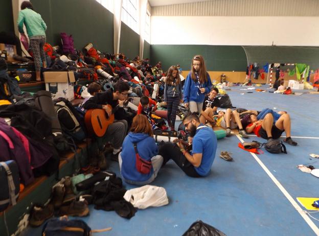 Niños y monitores aprovechan el tiempo en el polideportivo de Puentenansa cantando unas canciones. 
