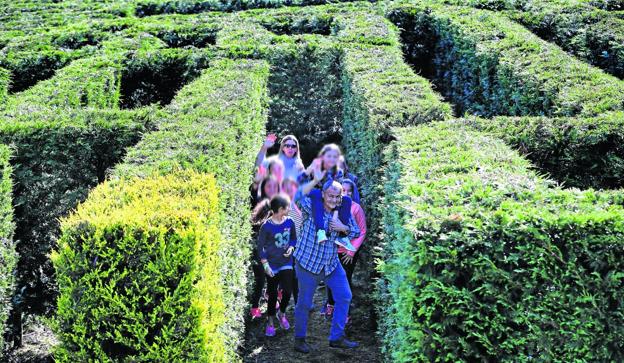 Una familia saluda en la entrada del laberinto de Villapresente. :