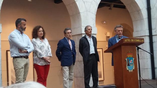 Pedro Velarde, concejal de Cultura, María Teresa Noceda, alcaldesa de Comillas, Fernando Pizarro, escritor, el pintor Juan Díaz, y Ángel Acero, comisario, en la presentacion de la exposición.