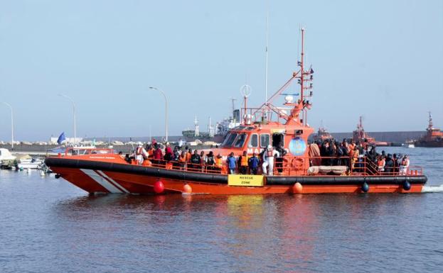 Traslado de personas rescatadas en aguas del mar de Alborán.