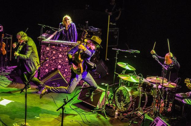  The Waterboys, liderados por Mike Scott, presentan esta noche su último trabajo, 'Out of All This Blue'.