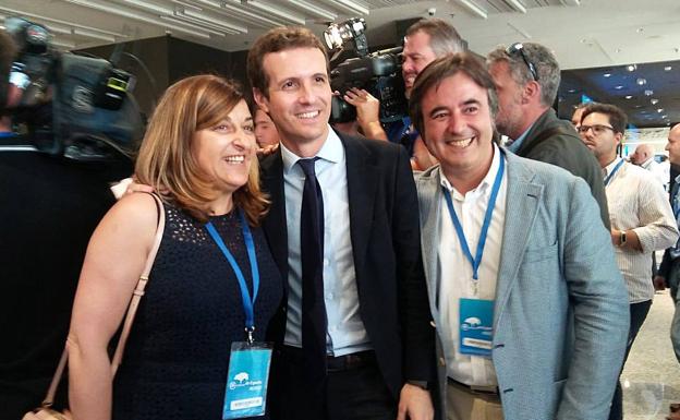 María José Sáenz de Buruaga, Pablo Casado y Diego Movellán, tras el Congreso de este fin de semana.