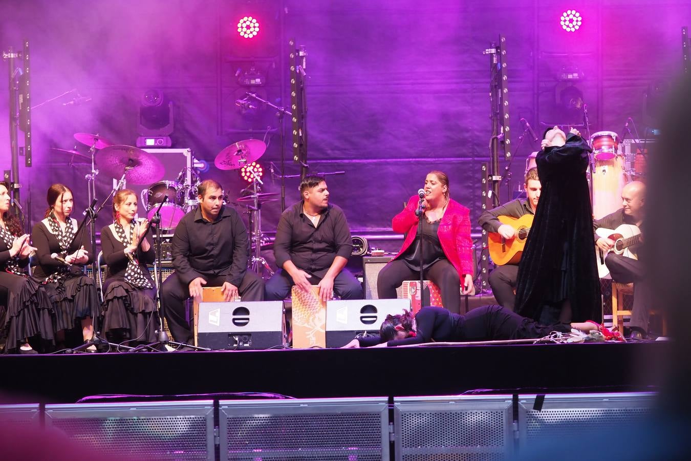 El grupo Son de Flamenco y artistas invitados presentaron anoche el espectáculo '100 años de Carmen Amaya, en la Plaza Porticada