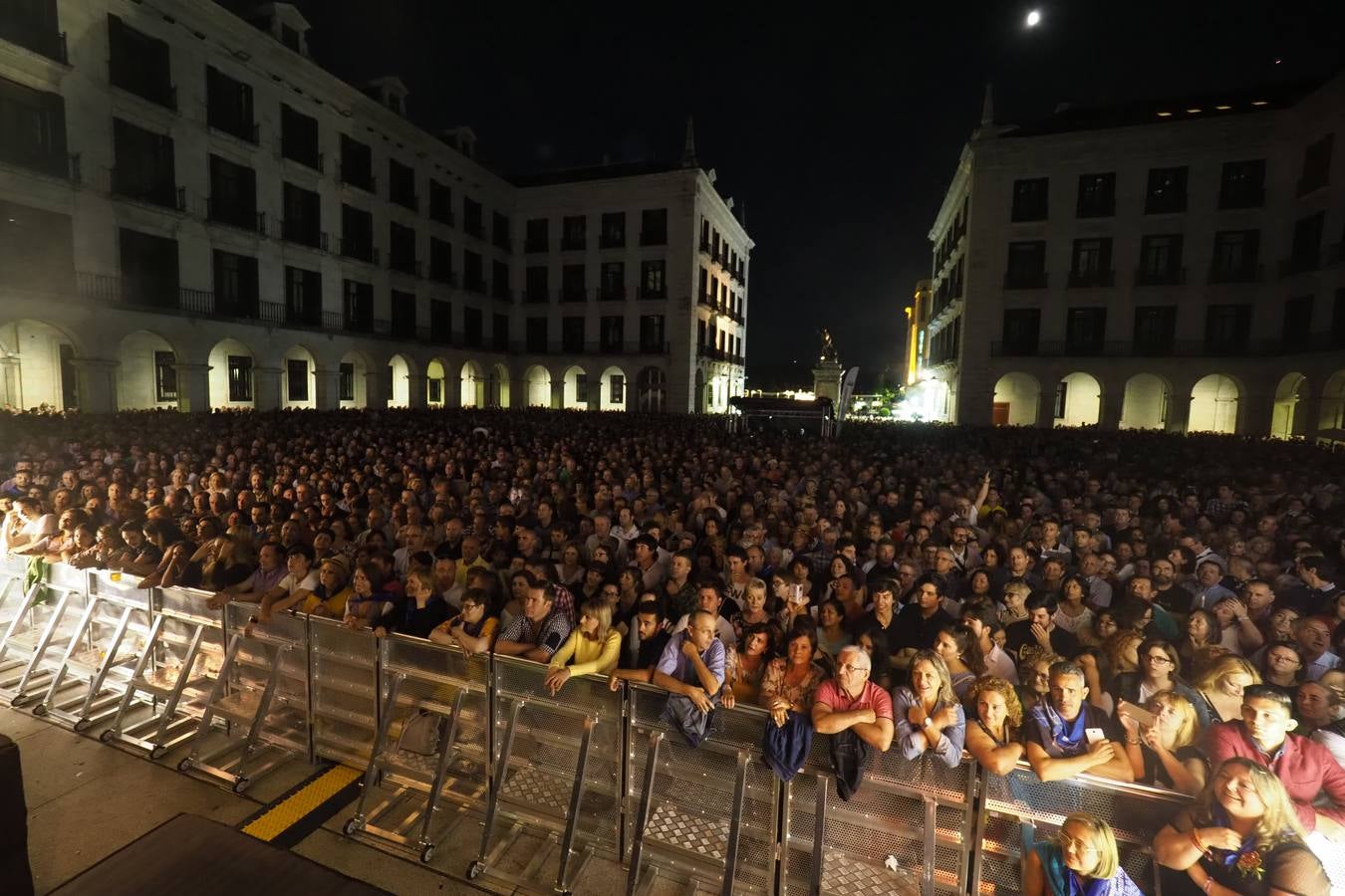 El grupo Son de Flamenco y artistas invitados presentaron anoche el espectáculo '100 años de Carmen Amaya, en la Plaza Porticada