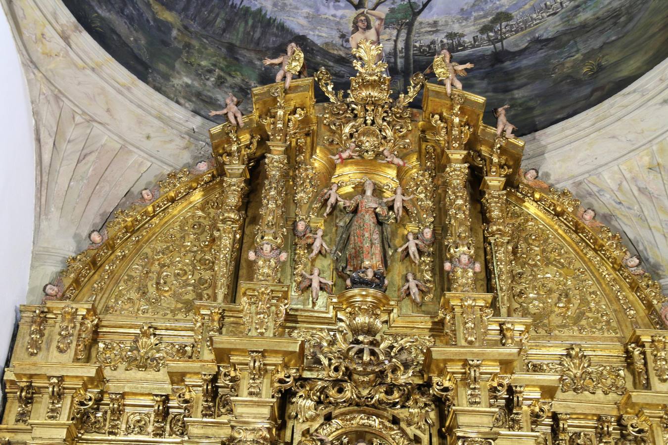 Una escultura de ángel desaparecida del retablo del altar mayor de la Parroquia de San Sebastián fue sustituida hace años por un malogrado dibujo 