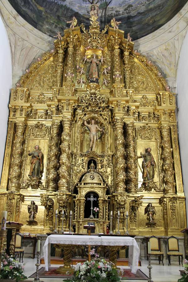 Una escultura de ángel desaparecida del retablo del altar mayor de la Parroquia de San Sebastián fue sustituida hace años por un malogrado dibujo 