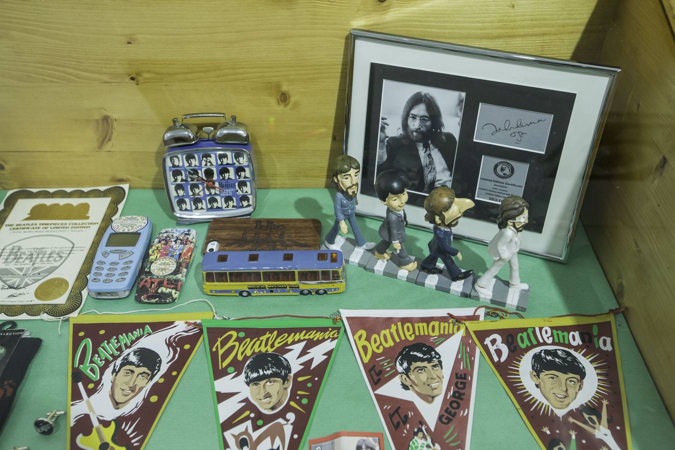 El centro cultural Doctor Madrazo acoge hasta el 7 de agosto la exposición 'Beatlemanía', una muestra formada por discos y objetos relacionados con los Beatles y enmarcada en las actividades organizadas por el Beatles Soul Club para conmemorar el 50 aniversario de la publicación del tema 'Yellow submarine'.