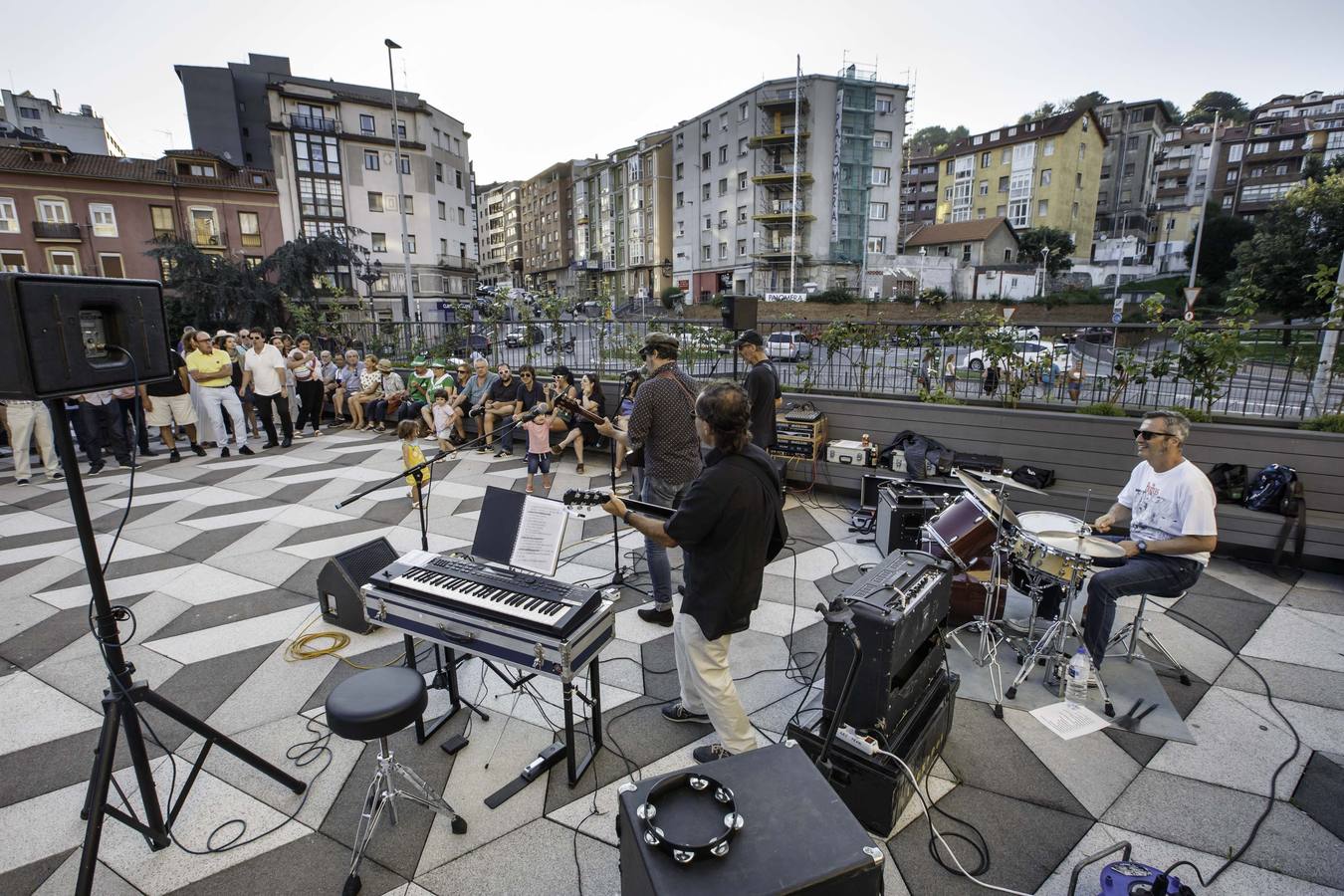 El centro cultural Doctor Madrazo acoge hasta el 7 de agosto la exposición 'Beatlemanía', una muestra formada por discos y objetos relacionados con los Beatles y enmarcada en las actividades organizadas por el Beatles Soul Club para conmemorar el 50 aniversario de la publicación del tema 'Yellow submarine'.