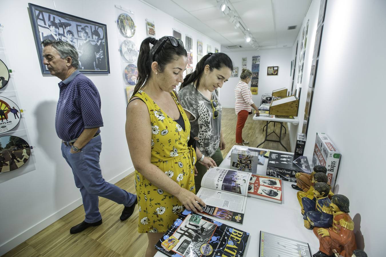 El centro cultural Doctor Madrazo acoge hasta el 7 de agosto la exposición 'Beatlemanía', una muestra formada por discos y objetos relacionados con los Beatles y enmarcada en las actividades organizadas por el Beatles Soul Club para conmemorar el 50 aniversario de la publicación del tema 'Yellow submarine'.