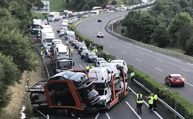 Un camión cruzado corta tres horas la A-8 en sentido Vizcaya