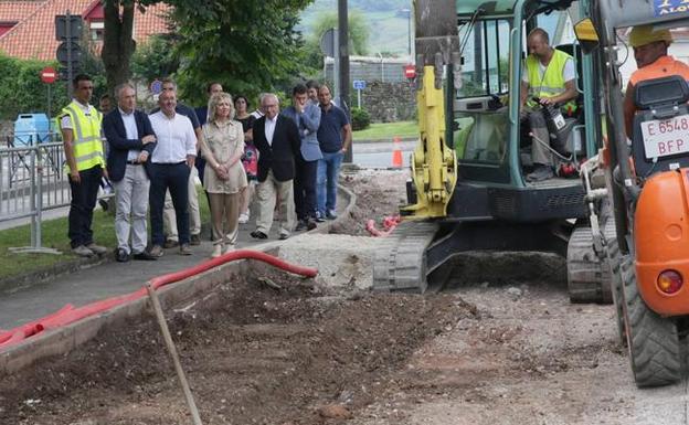 La vicepresidenta y consejera de Universidades e Investigación, Medio Ambiente y Política Social, Eva Díaz Tezanos, visita las obras del carril bici de Cartes