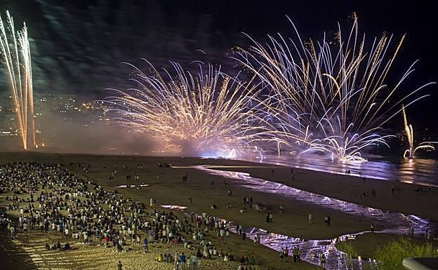 El Sardinero se ilumina con los fuegos artificiales