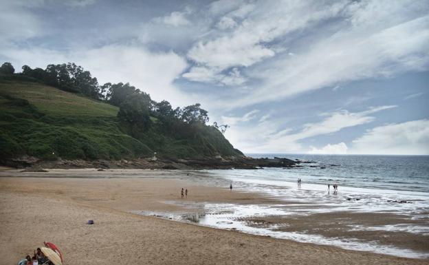 Cuatro playas de Cantabria, incluidas en un plan de limpieza impulsado por Coca-Cola