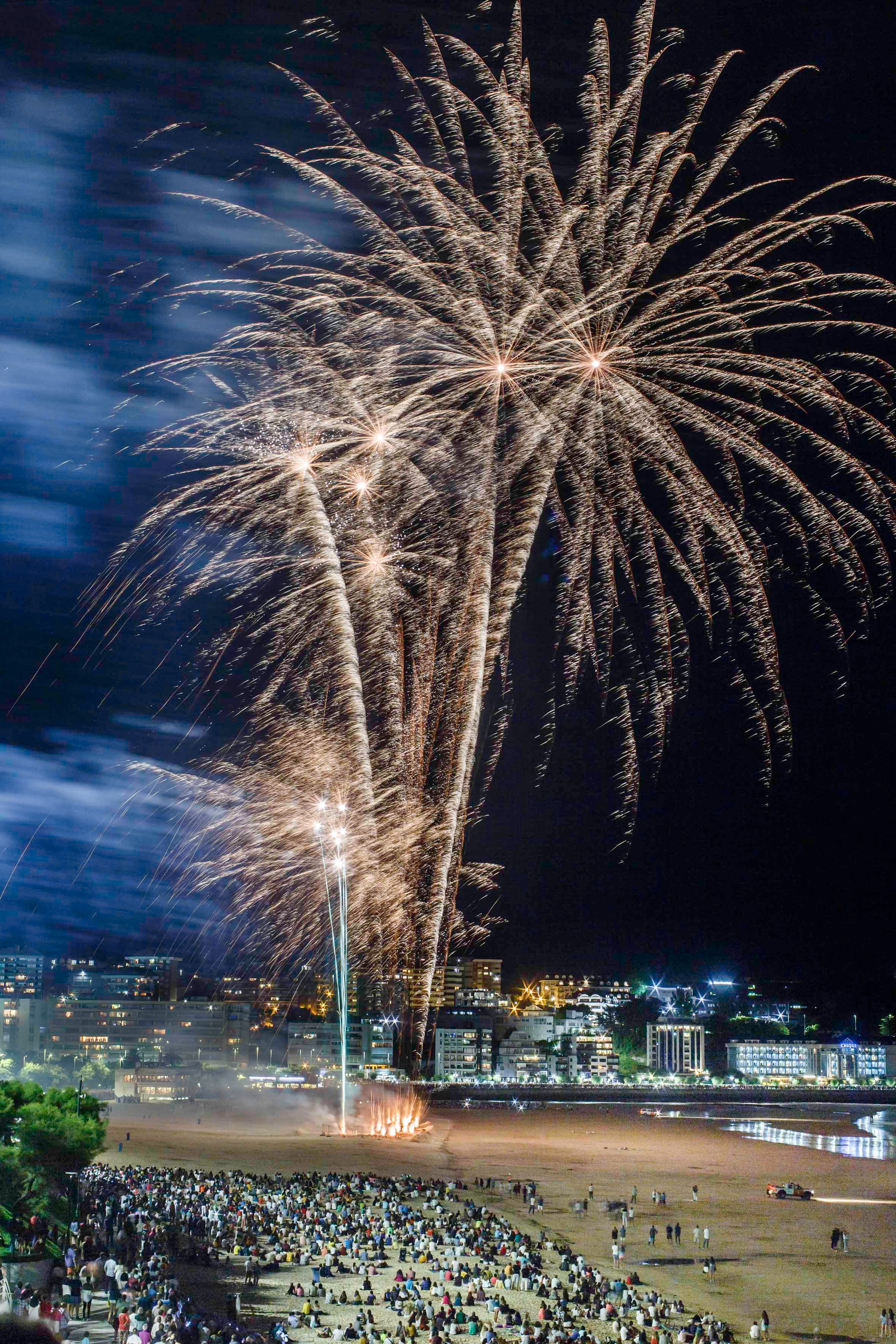 Fotos: El Sardinero se ilumina con los fuegos artificiales