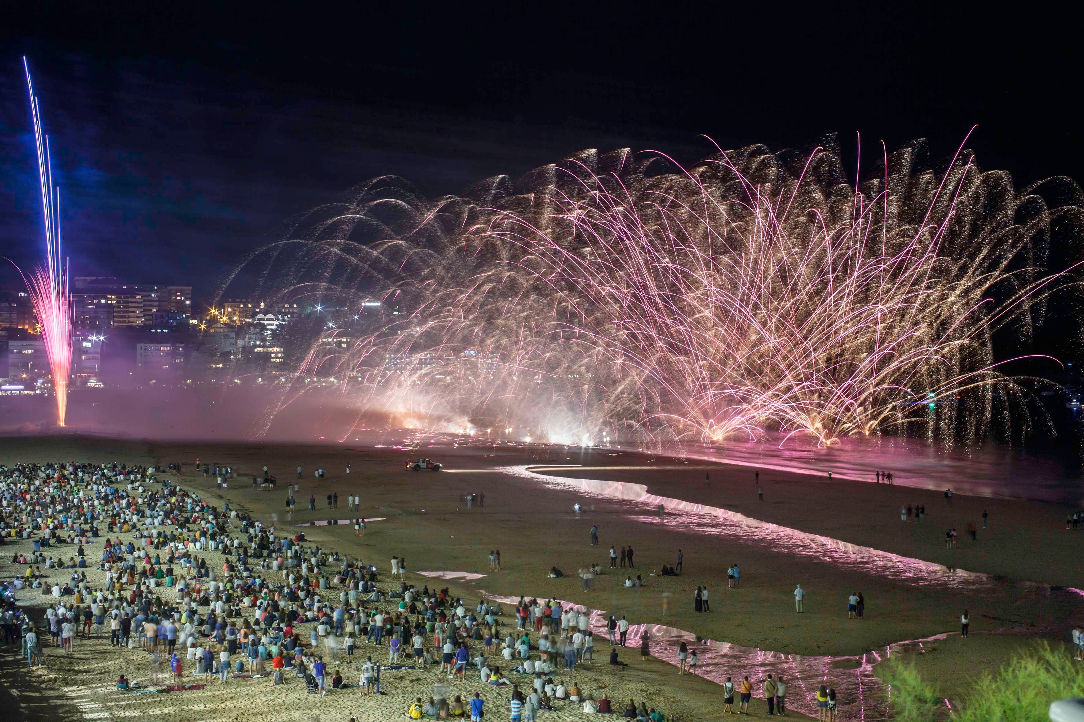 Fotos: El Sardinero se ilumina con los fuegos artificiales