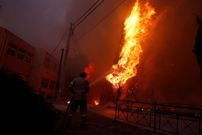 Hay al menos medio centenar de muertos por los fuegos de las últimas horas