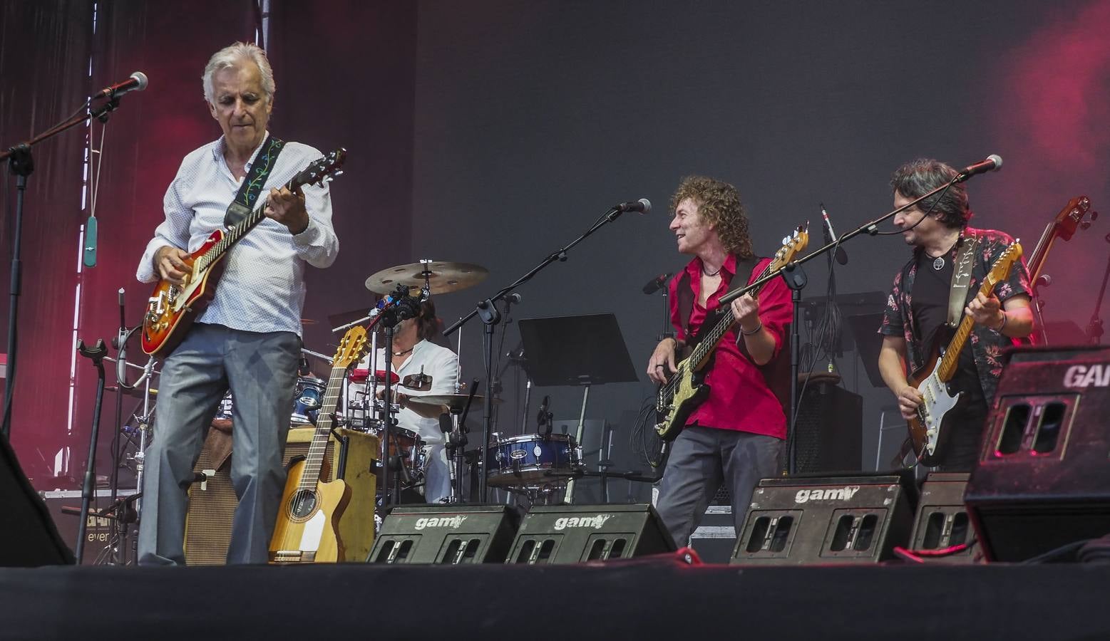 Rubén Blades y Kiko Veneno protagonizaron ayer en Los Conciertos de La Campa una «comunión potente», una cita en lo que se recaude irá a parar al Proyecto de Amara, la Asociación de Niños con Cáncer de Cantabria.