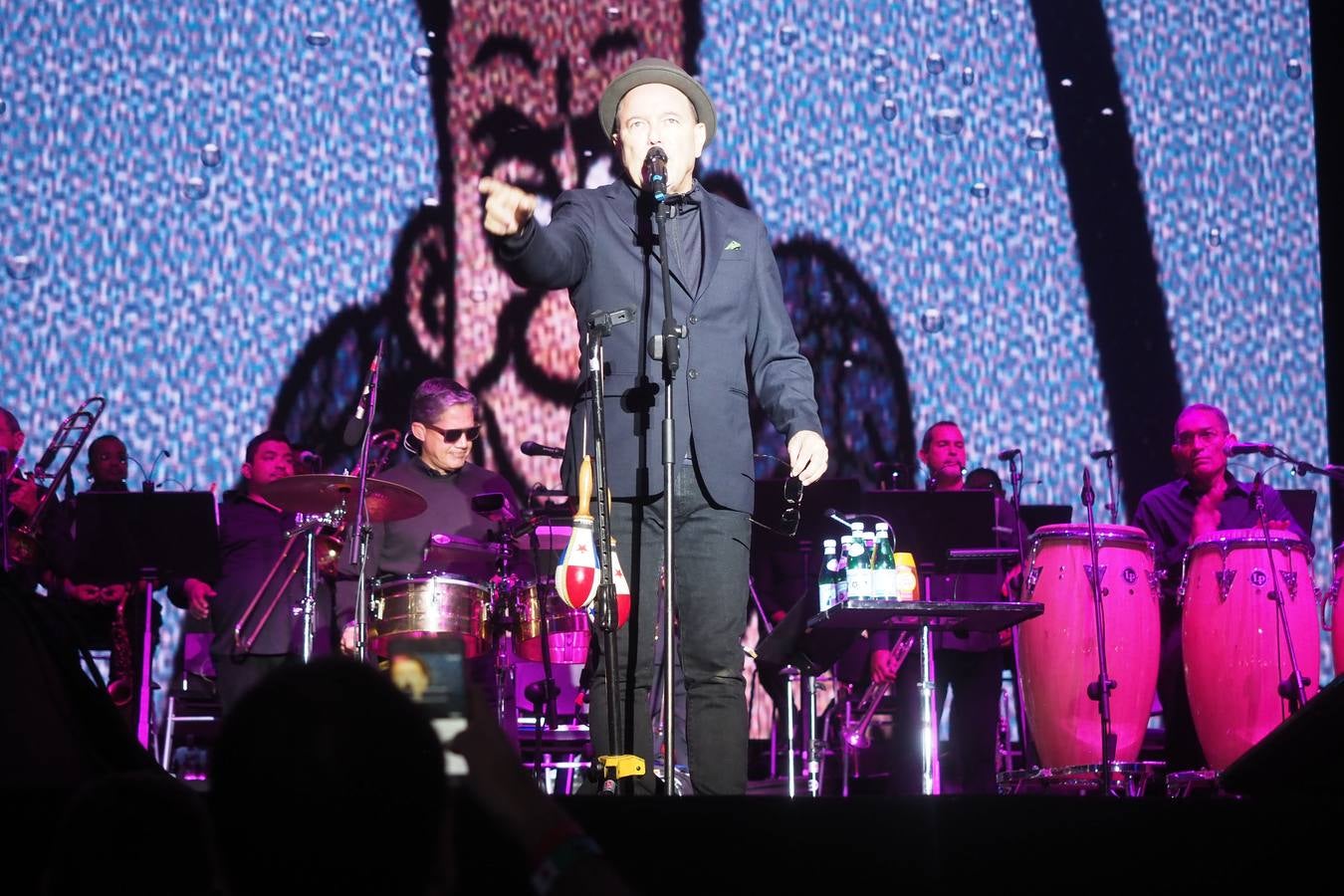 Rubén Blades y Kiko Veneno protagonizaron ayer en Los Conciertos de La Campa una «comunión potente», una cita en lo que se recaude irá a parar al Proyecto de Amara, la Asociación de Niños con Cáncer de Cantabria.