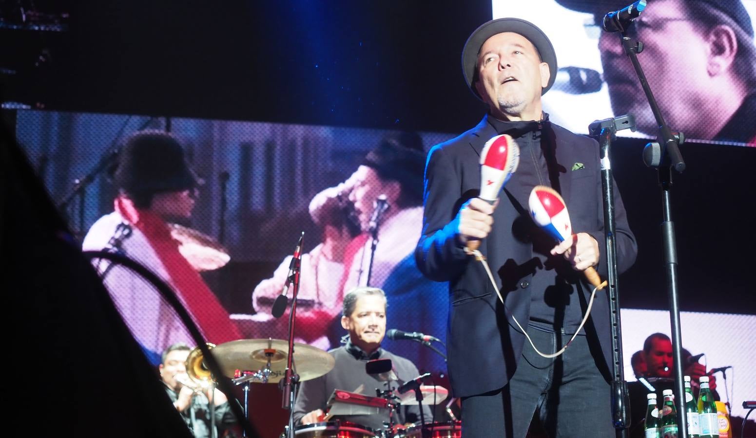 Rubén Blades y Kiko Veneno protagonizaron ayer en Los Conciertos de La Campa una «comunión potente», una cita en lo que se recaude irá a parar al Proyecto de Amara, la Asociación de Niños con Cáncer de Cantabria.