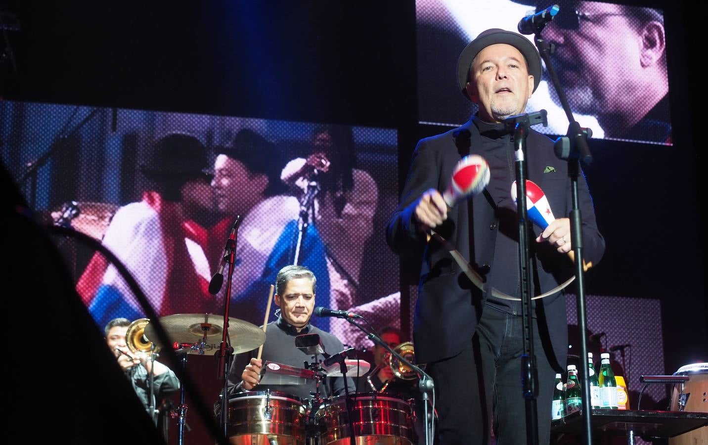 Rubén Blades y Kiko Veneno protagonizaron ayer en Los Conciertos de La Campa una «comunión potente», una cita en lo que se recaude irá a parar al Proyecto de Amara, la Asociación de Niños con Cáncer de Cantabria.