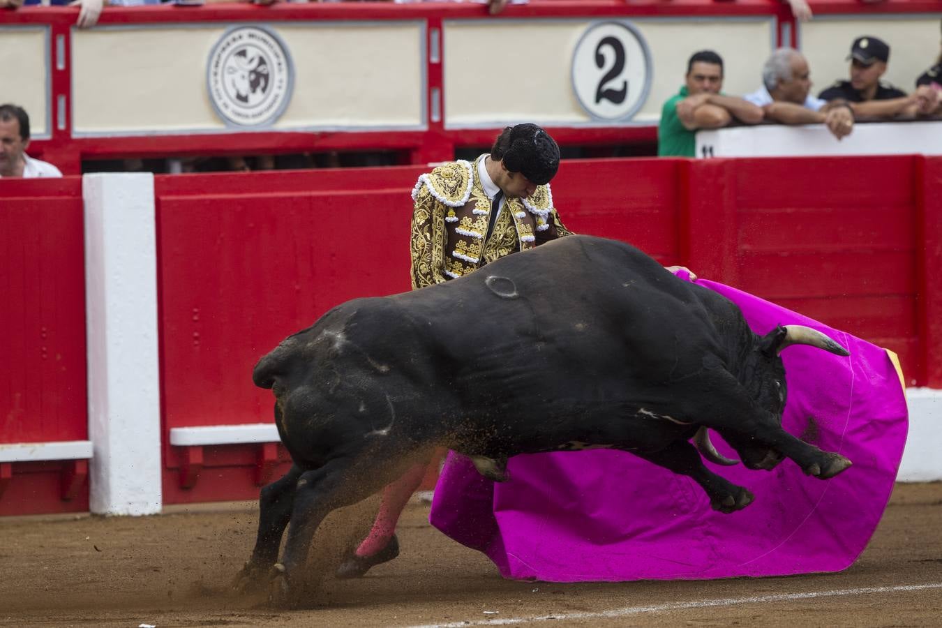 Fotos: Perera sale por la puerta grande en la segunda corrida de toros de la Feria de Santiago