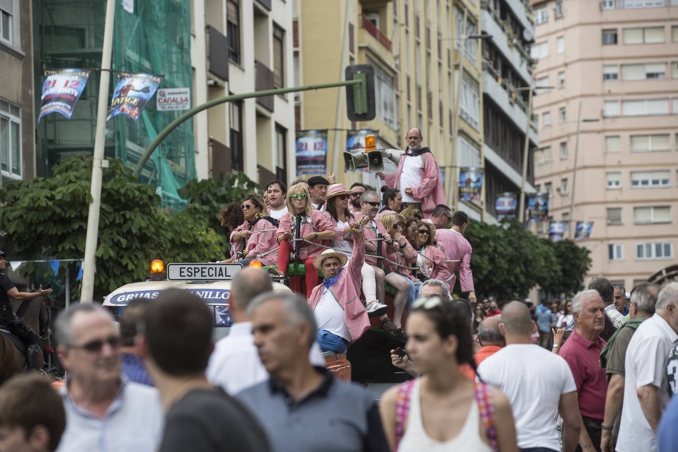 Fotos: Perera sale por la puerta grande en la segunda corrida de toros de la Feria de Santiago