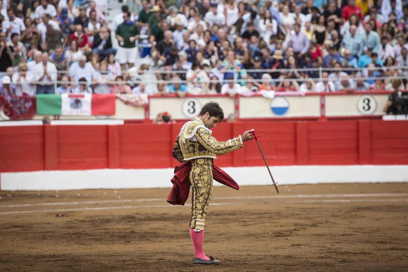 Fotos: Perera sale por la puerta grande en la segunda corrida de toros de la Feria de Santiago