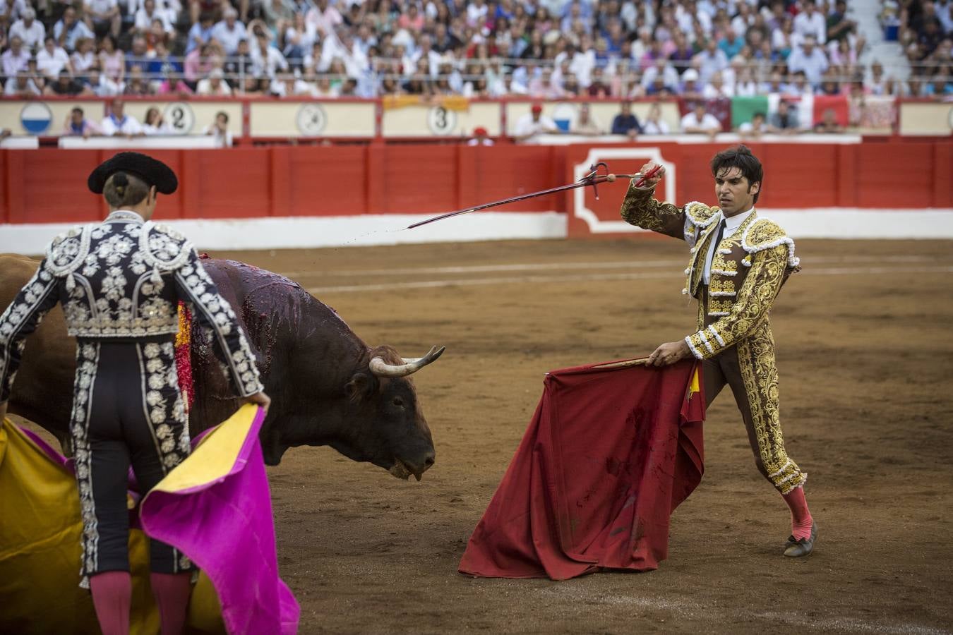 Fotos: Perera sale por la puerta grande en la segunda corrida de toros de la Feria de Santiago