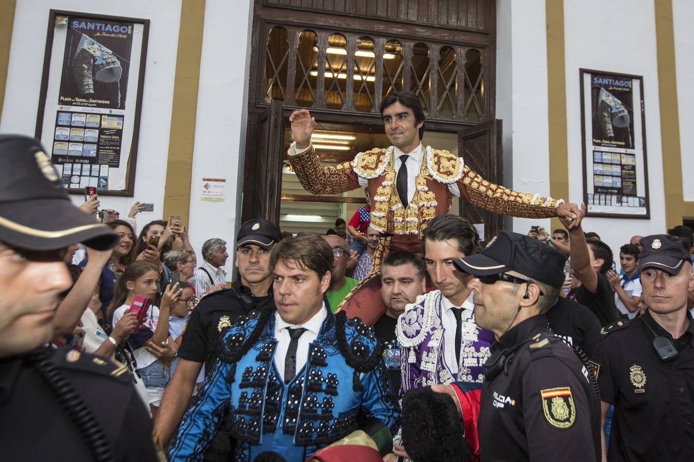 Fotos: Perera sale por la puerta grande en la segunda corrida de toros de la Feria de Santiago